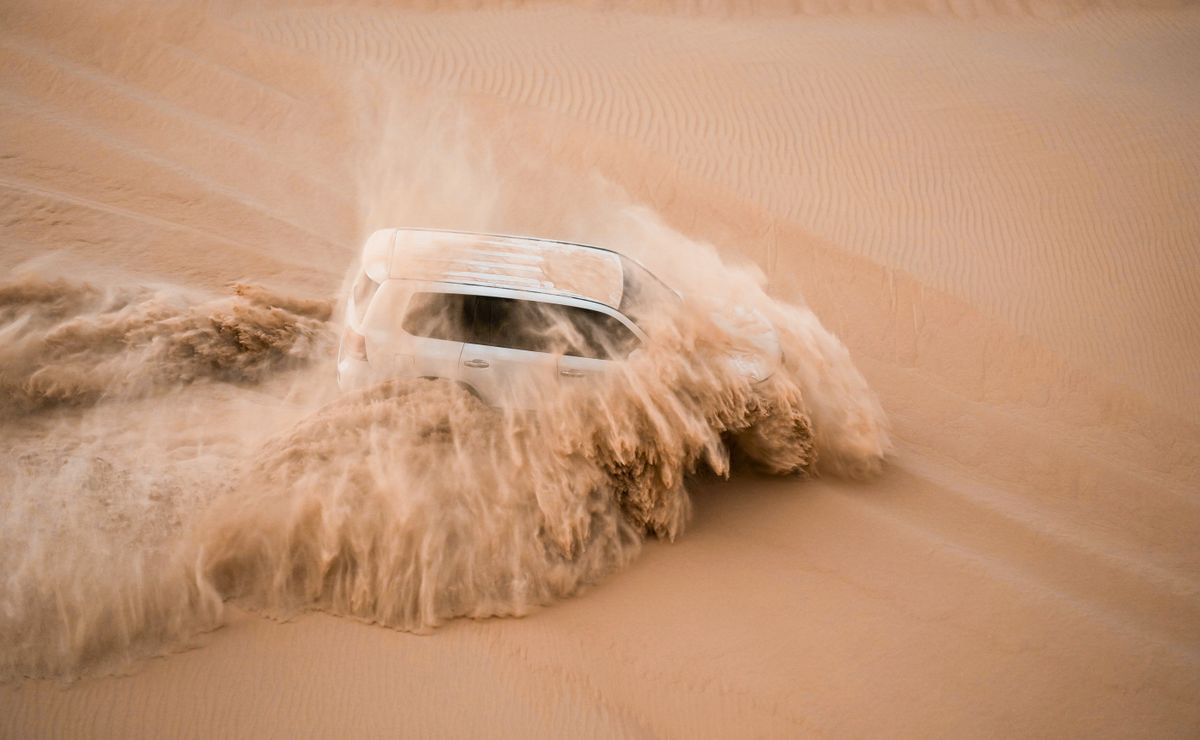 A 4×4 crossing the dunes before the day’s heat