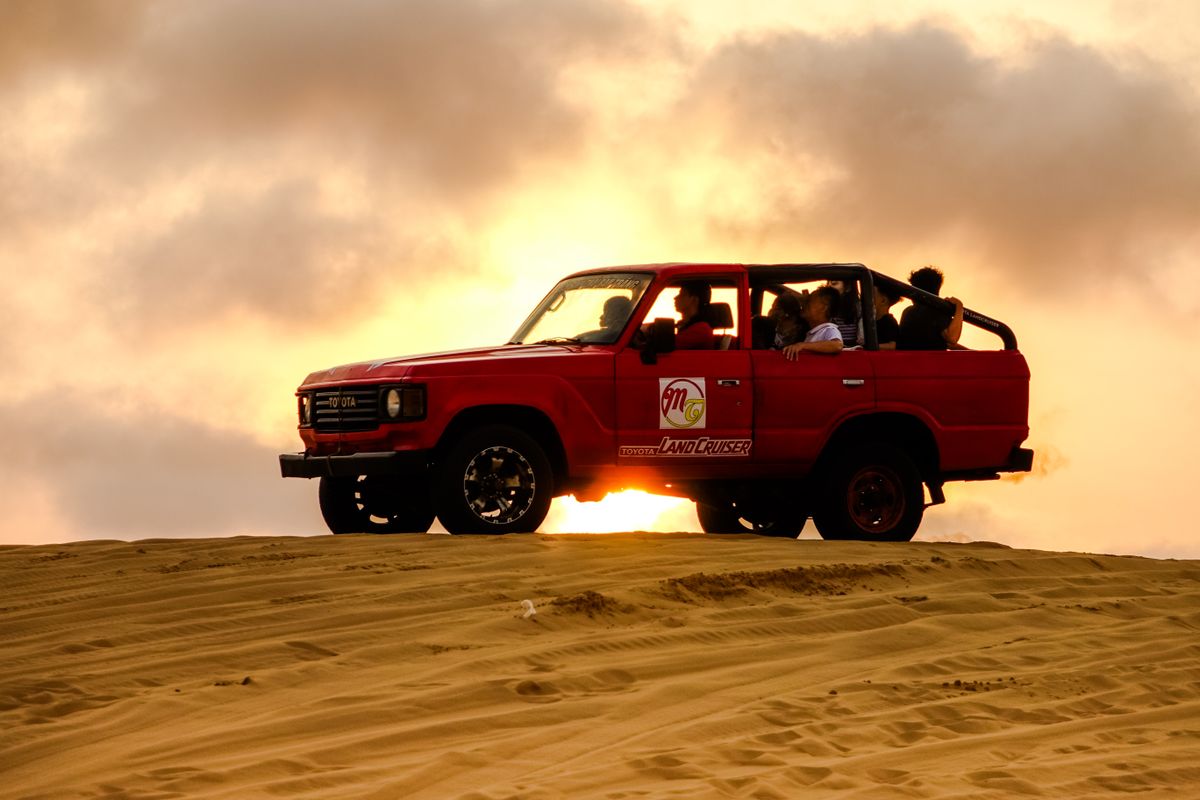 The 4×4 parked on the dunes at the private sunset stop